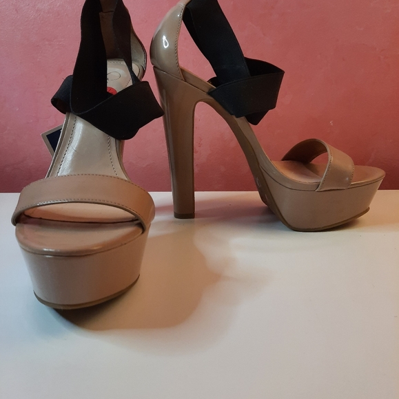 Jessica Simpson Nude Patent Sandal - Picture 2 of 7